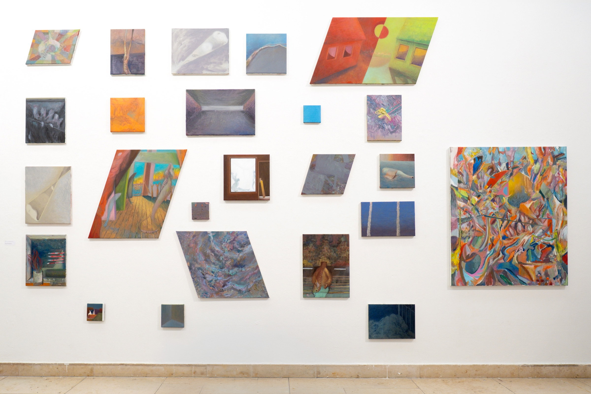 Ausstellungsansicht mit Malereien von Philipp Schwinning an einer weißen Wand